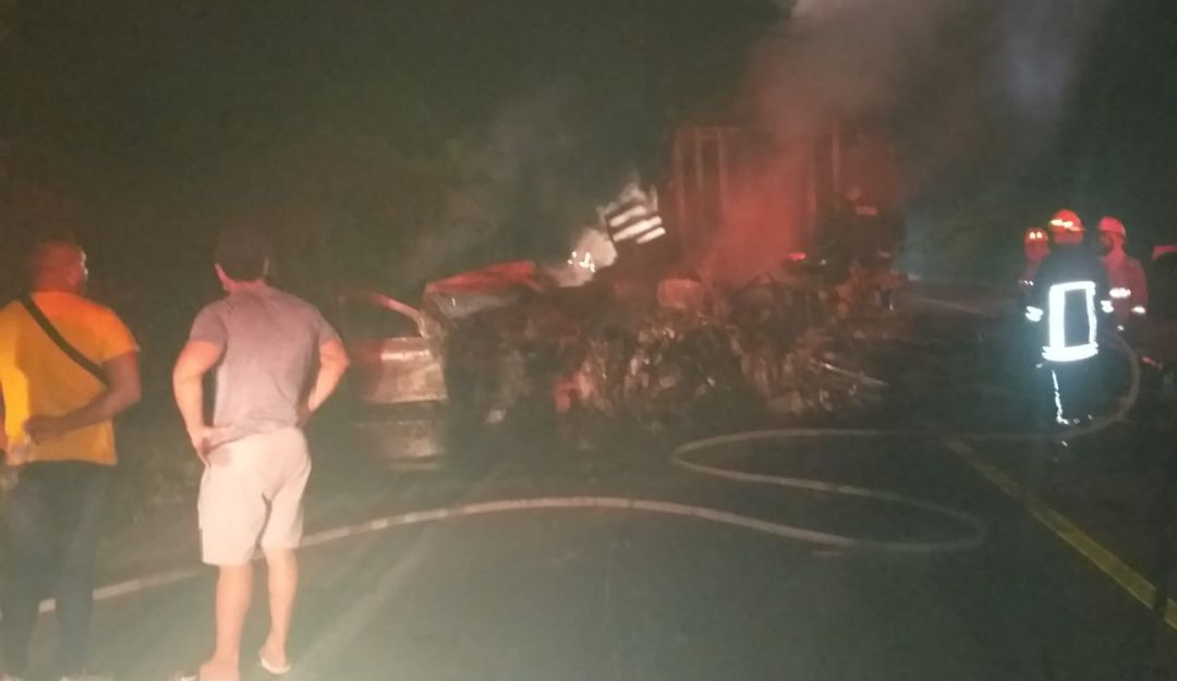 Tres heridos al chocar camión con dos vehículos en la vía Ciénaga: Tres heridos al chocar camión con dos vehículos en la vía Ciénaga