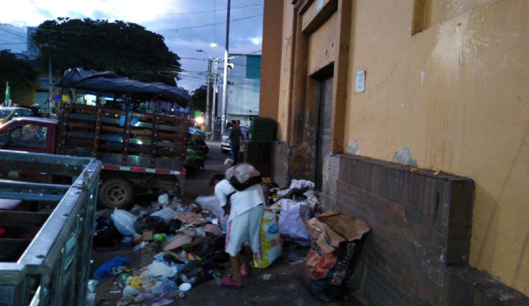 BASURAS SANFRANSICO BUCARAMANGA MALOS OLORES MAL ASPECTO CARRASQUITO: Basuras al por mayor en plaza de mercado San Francisco
