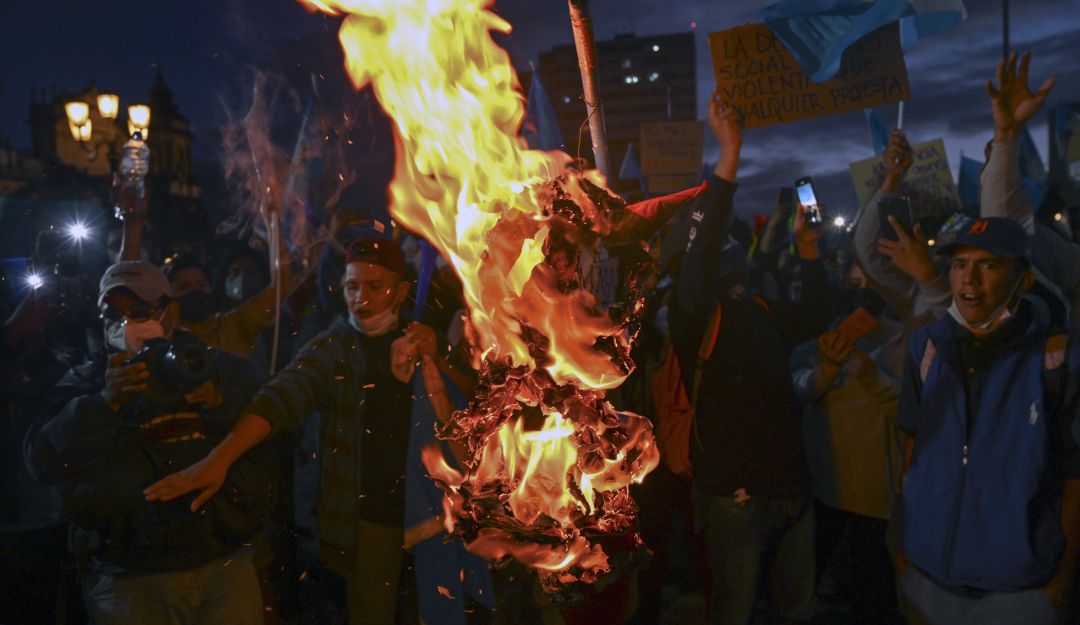 Protestas Guatemala: Congreso Guatemala suspende aprobación de presupuesto que llevó a protestas