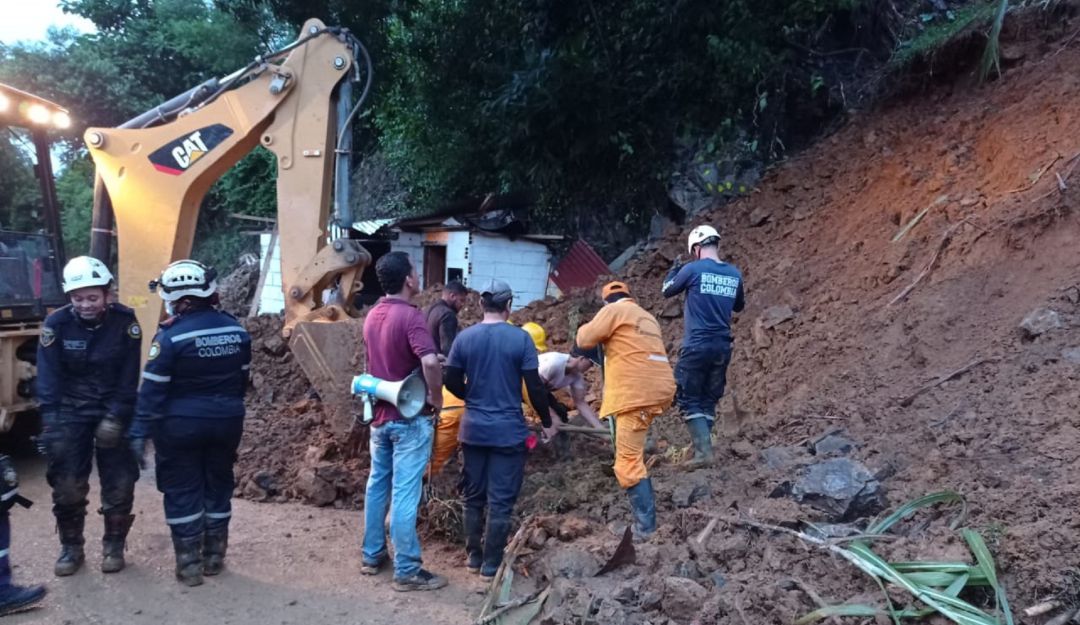 Tras derrumbe, habilitaron paso total en la vía Medellín - Caucasia: Descartan que haya desaparecidos en deslizamiento de Puerto Valdivia