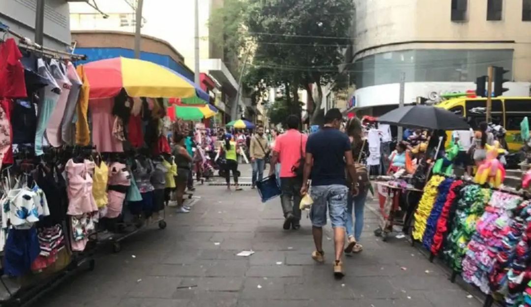 Venteros informales: Marcarán el espacio público en el centro de Medellín para regular su ocupación