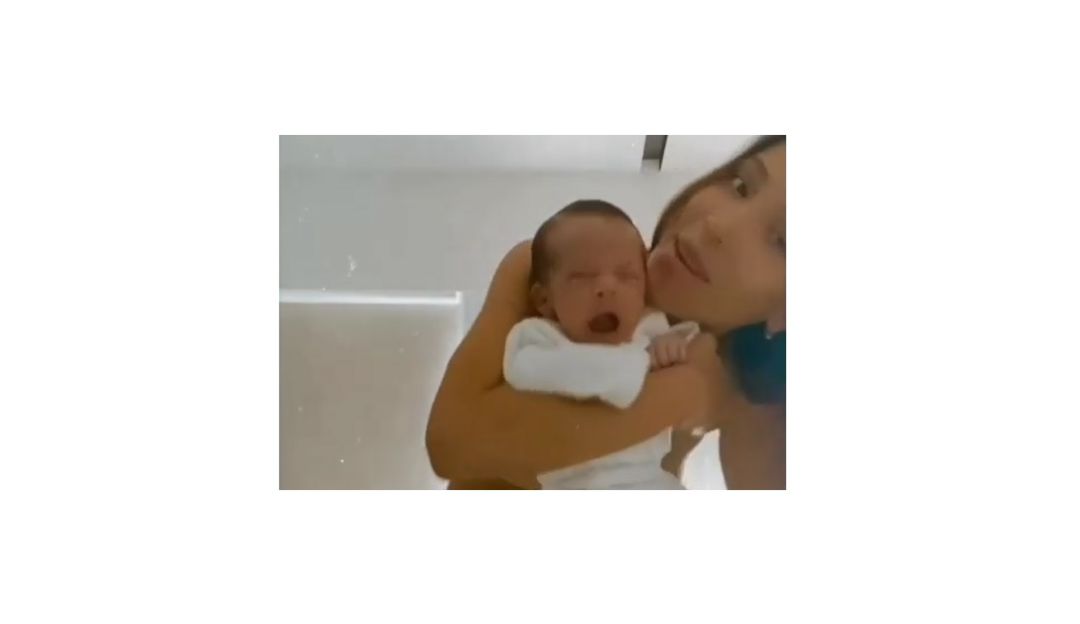 Luisa Fernanda W bailando: Con reguetón, Luisa Fernanda W trata de dormir a su hijo y a él no le gusta