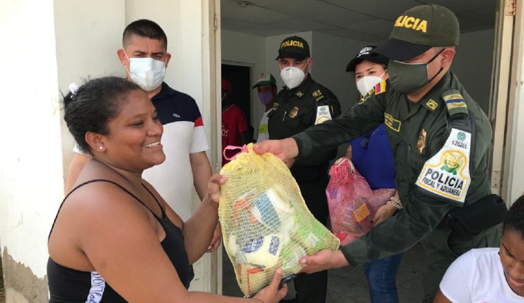 Ayudas humanitarias en Cartagena: Policía Fiscal y Aduanera entregó ayudas a damnificados en Cartagena