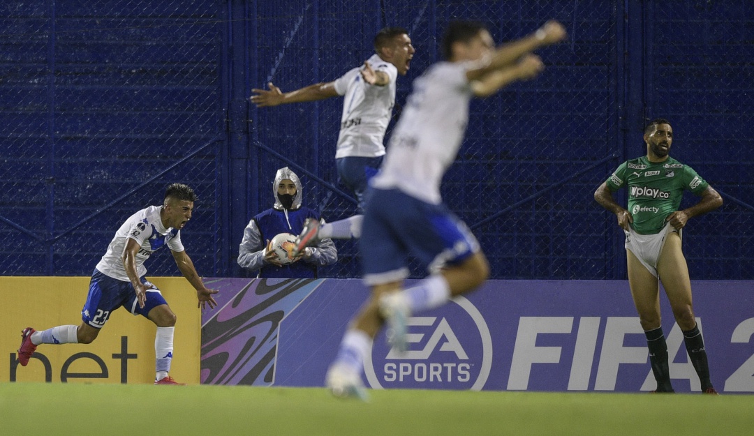 Vélez Sarsfield Cali Sudamericana: Cali cayó en su visita a Vélez, en un juego marcado por la polémica