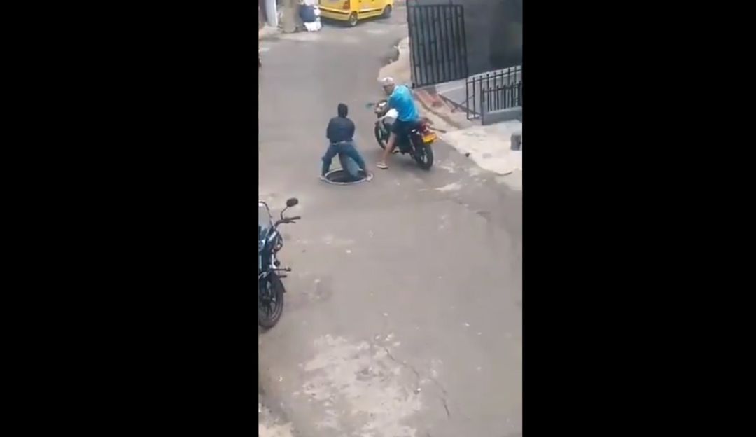 Video de sujeto tratando robar alcantarilla: Sujeto intentó robarse una tapa de alcantarilla y obtuvo su merecido