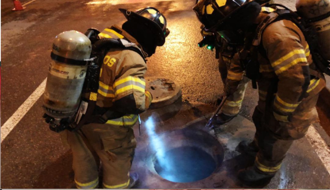 Evacuan sector de Kennedy luego explosión de alcantarillas: Evacuan sector de Kennedy luego explosión de alcantarillas
