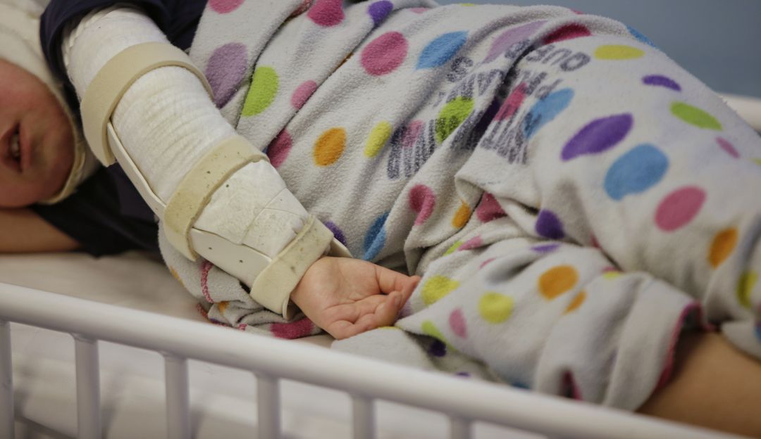 Niña de 10 años sufre una descarga eléctrica: Niña de 10 años sufre una descarga eléctrica por un poste de alta tensión