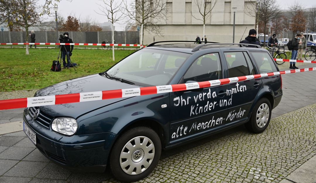 Carro Angela Merkel: Vehículo con mensajes políticos se estrelló contra oficina de Angela Merkel