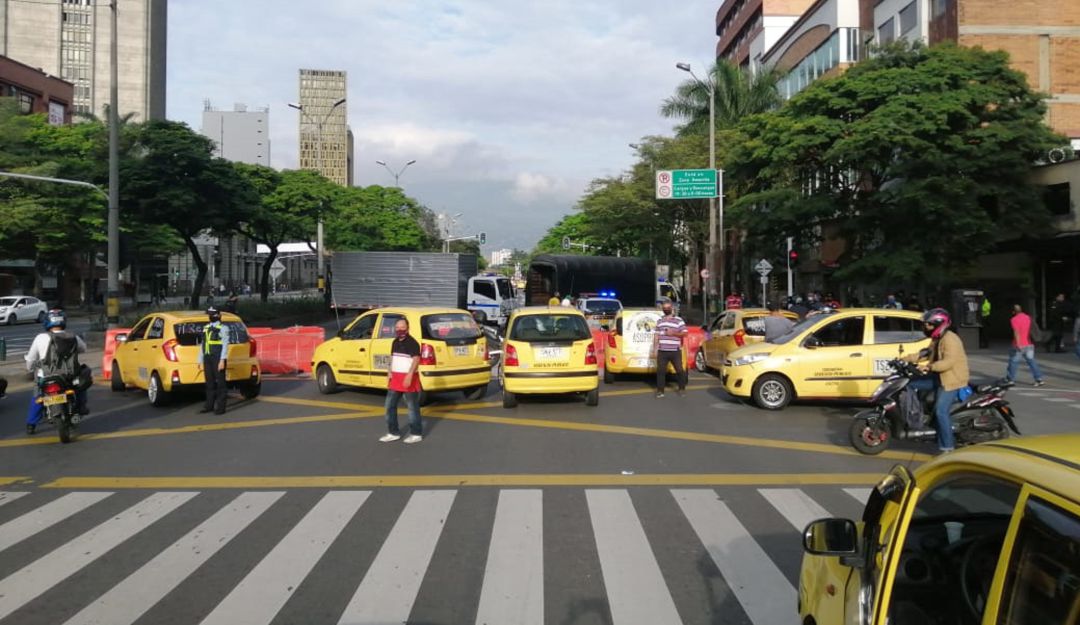 Taxistas protestan contra los trámites legales a favor de plataformas: Taxistas bloquean la avenida San Juan como protesta