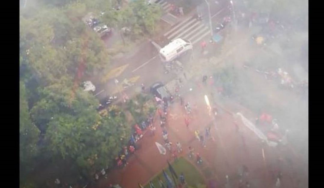 Protesta de hinchas: Hinchas del DIM volvieron a protestar con pólvora