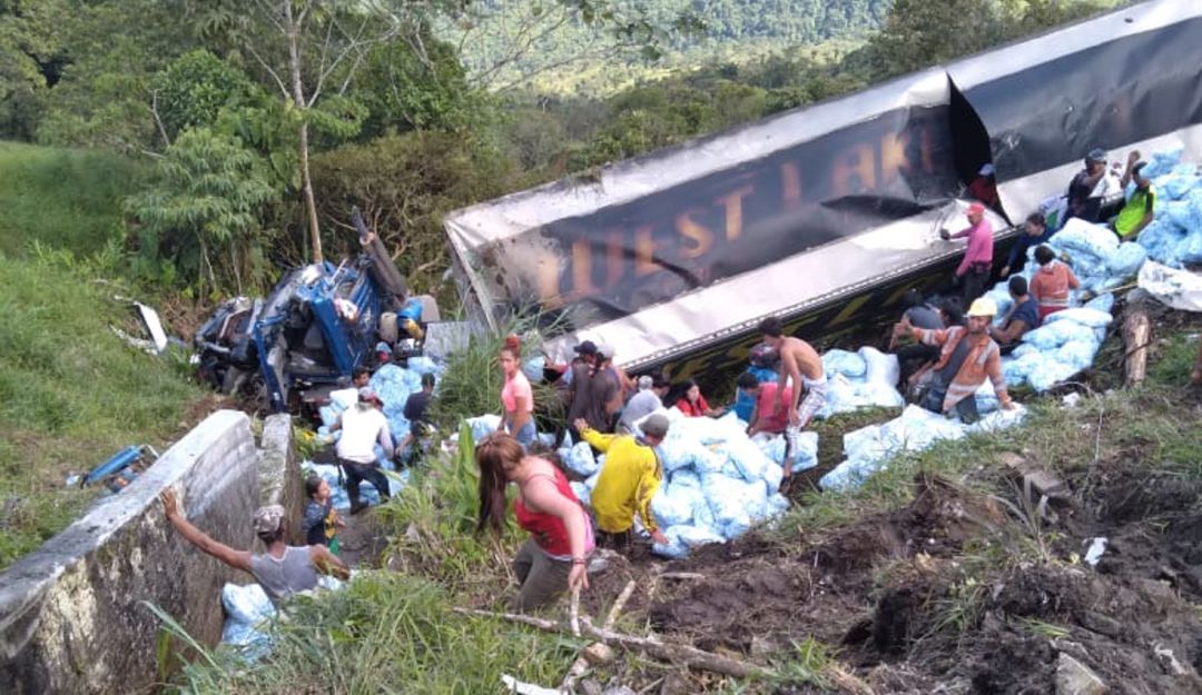 Saquearon camión cargado de detergente que se volcó en la vía a Valdivia