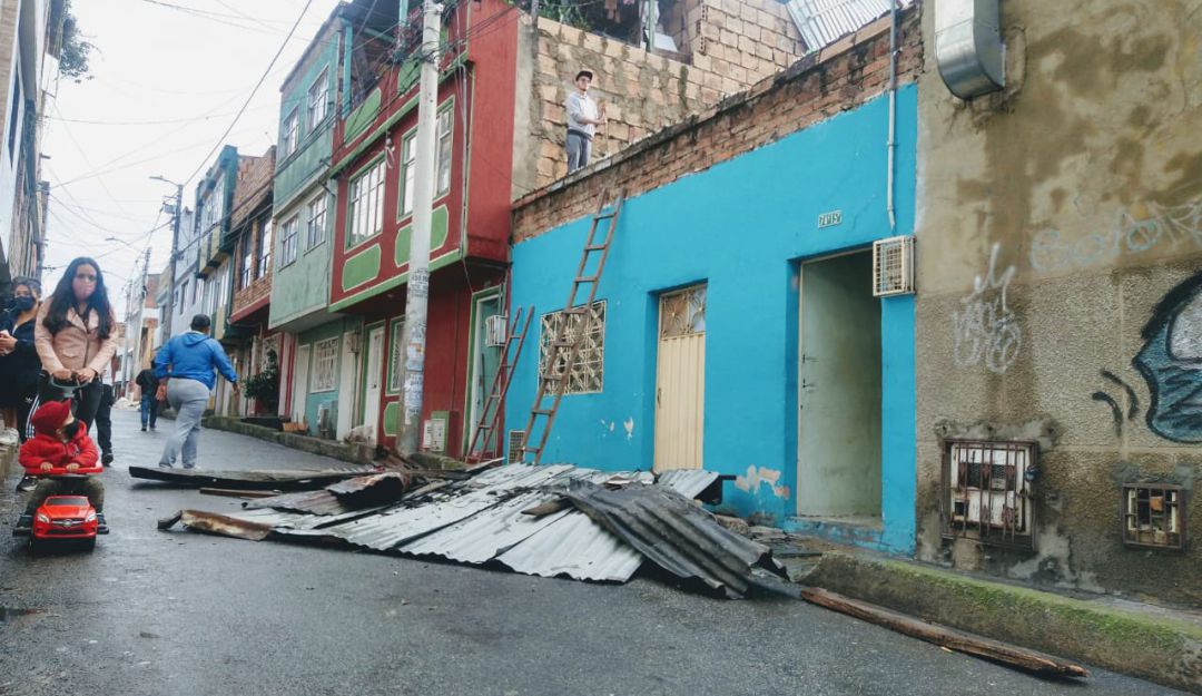 Vendaval en Bogotá: Fuerte vendaval se llevó varias tejas de casas en la localidad de Usme