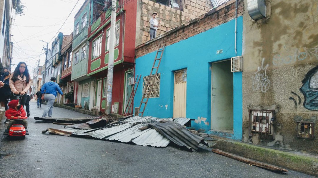 Fuerte vendaval se llevó varias tejas de casas en la localidad de Usme