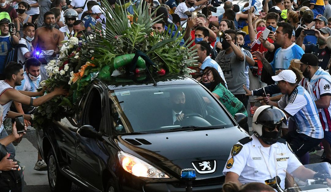 Muerte Maradona: Los restos de Maradona llegan al cementerio para ser inhumados