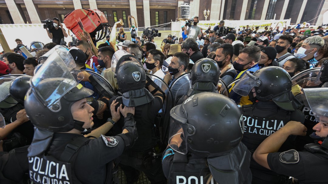 Se registran disturbios y enfrentamientos en velación de Maradona
