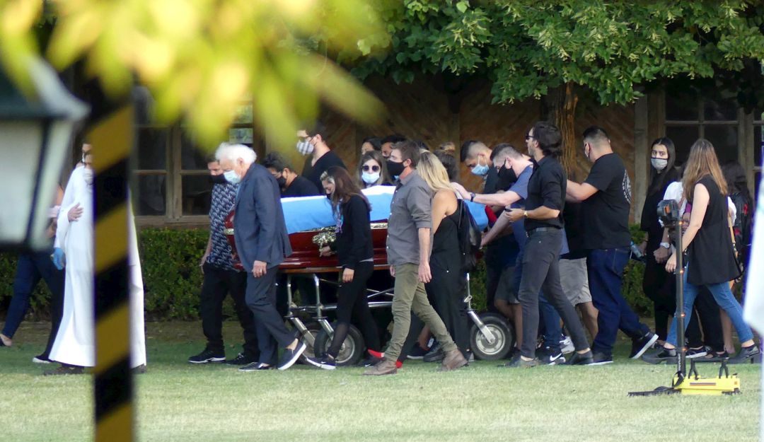 Sepultado Diego Maradona Argentina: Maradona fue sepultado tras una multitudinaria despedida en Argentina