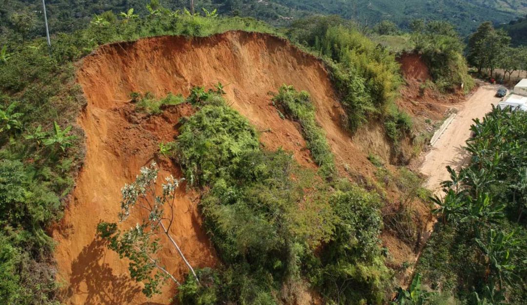 Deslizamiento de tierra en Risaralda: Deslizamiento de tierra en vía que comunica a dos municipios de Risaralda