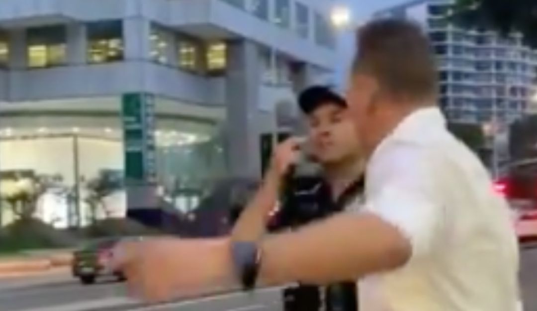 Periodista es robado en vivo: (Video) Roban camioneta de un periodista en plena transmisión en vivo