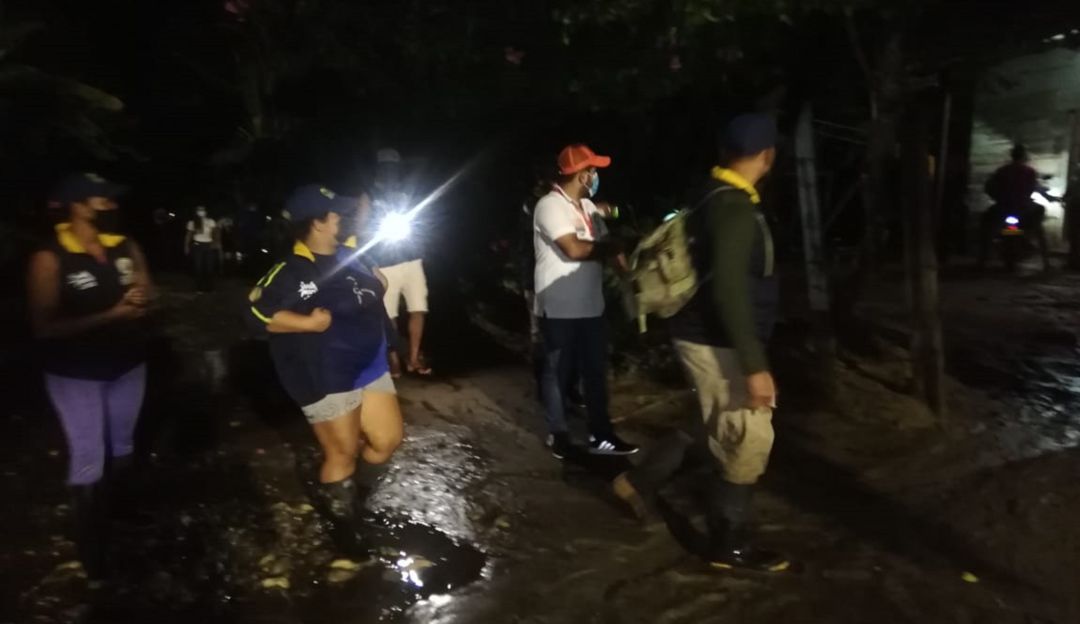 Río Guachaca en la Sierra Nevada: Desbordamiento del río Guachaca de Santa Marta deja a familias afectadas