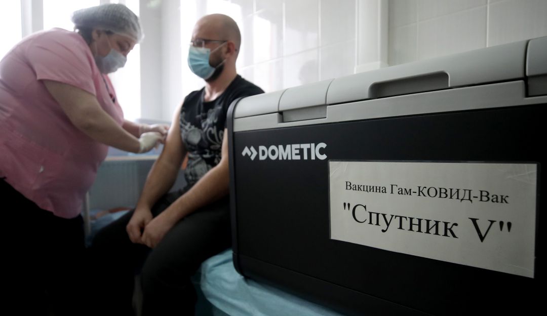 Vacuna rusa contra el coronavirus: Moscú empieza a vacunar contra COVID-19 a trabajadores en riesgo