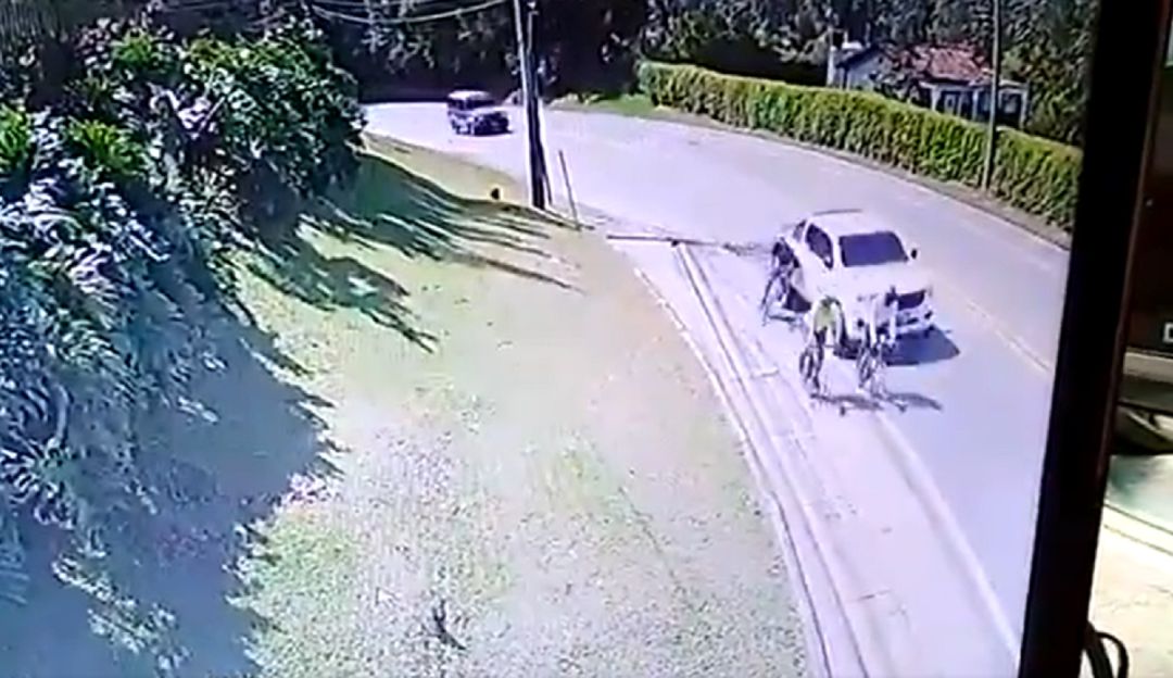 Conductor arrolla a tres ciclistas en una vía de Antioquia