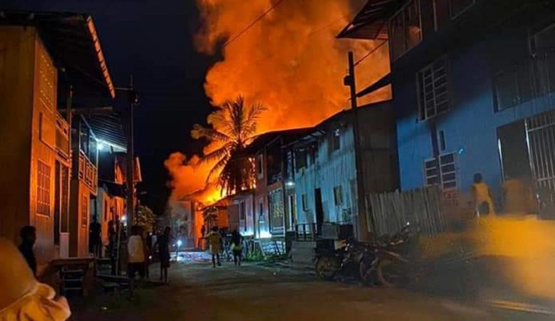 Fuerte incendio consume decenas de hogares en Riosucio, Chocó.