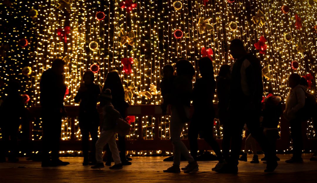 Navidad: Se inauguró el alumbrado navideño en la capital desde el parque Illimaní