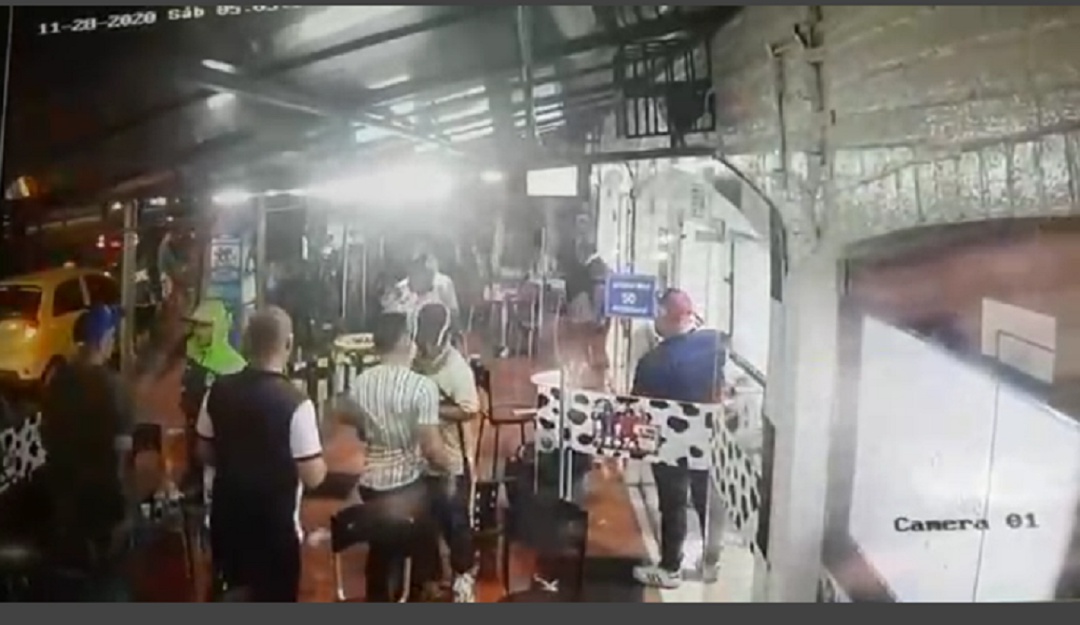 Hombres con cuchillos y machetes asaltan establecimiento en El Malecón: Delincuentes con cuchillos y machetes asaltan establecimiento en el Malecón
