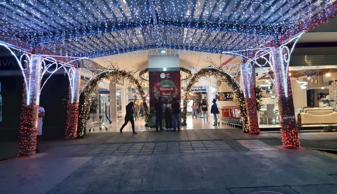 Alumbrado navideño en Centro Comercial Calima