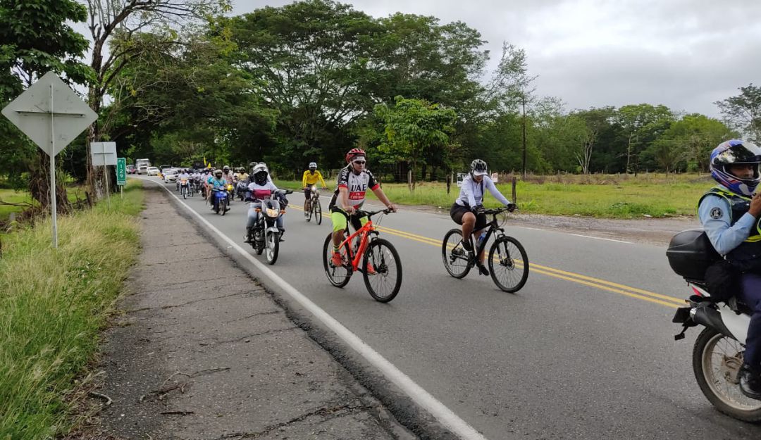 En Pto Triunfo protestaron por estado de la Autopista Medellín Bogotá: En Pto Triunfo protestaron por estado de la Autopista Medellín Bogotá