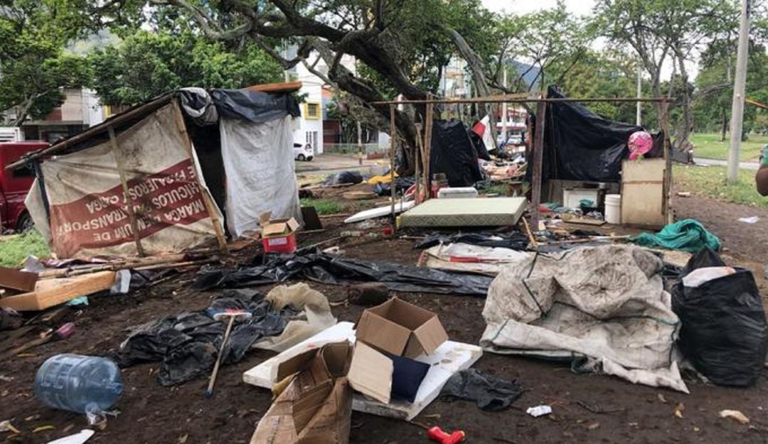 Desalojan venezolanos en Cali: Migrantes venezolanos desalojados de predio aledaño a la terminal