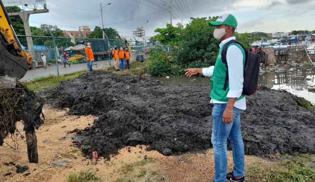 Limpieza en el mercado de Bazurto en Cartagena: Alcaldía limpia canales 5 y 6 en el mercado de Bazurto en Cartagena