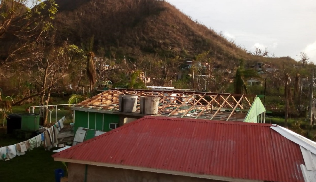 Providencia: Denuncian que aún no llegan los plásticos para cubrir casas en Providencia