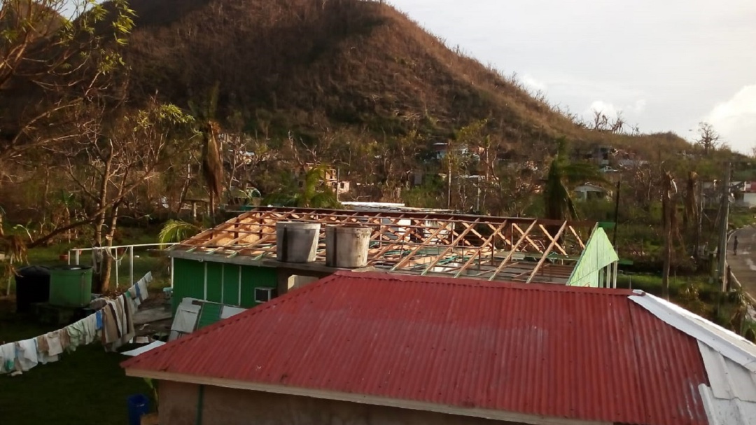 Denuncian que aún no llegan los plásticos para cubrir casas en Providencia