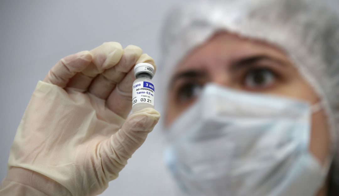 Vacunas coronavirus: Rusia comenzó campaña de vacunación y Escocia lo hará el martes