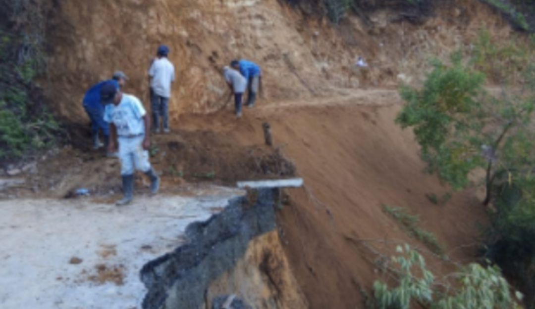 Preocupación en el sector Lavaderos en la vía Varsovia-Filadelfia: Ciudadanos intentan abrir paso en el sector Lavaderos de manera irregular