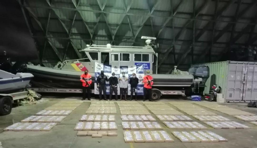 Armada incauta lancha con una tonelada de cocaína en el Valle