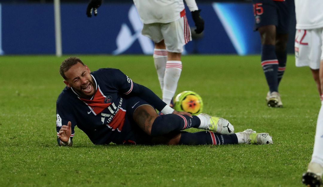 Lesión Neymar: Entre lágrimas, Neymar se retiró en camilla por una lesión de tobillo