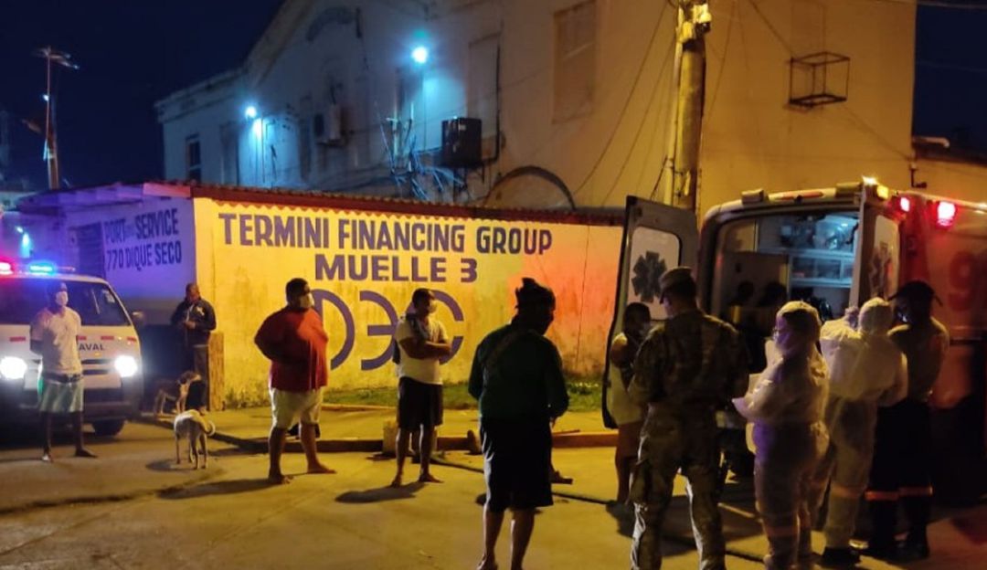 Rescatan a siete pesqueros que saltaron de su barco en llamas
