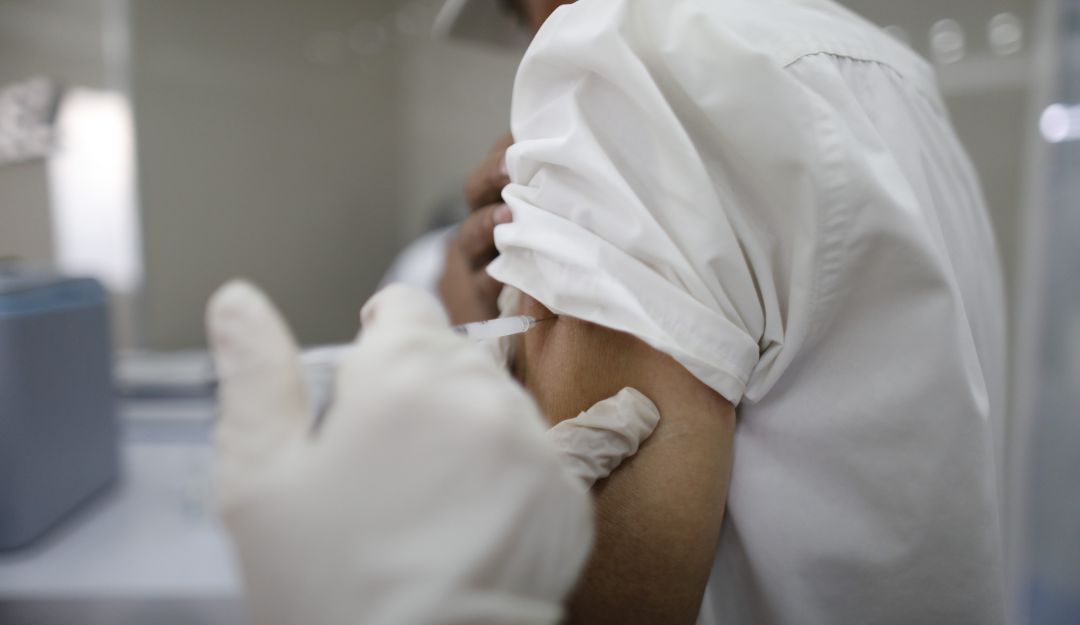 Un trabajador médico recibe una dosis de la vacuna de Pfizer y Biontech en Estados Unidos.