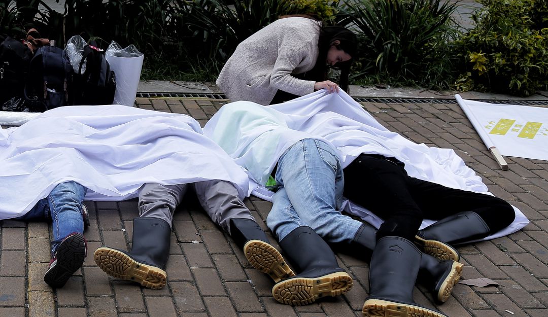 un grupo de jovenes se reunieron para protestar por los llamados "Falsos positivos". (Colprensa - Diego Pineda)