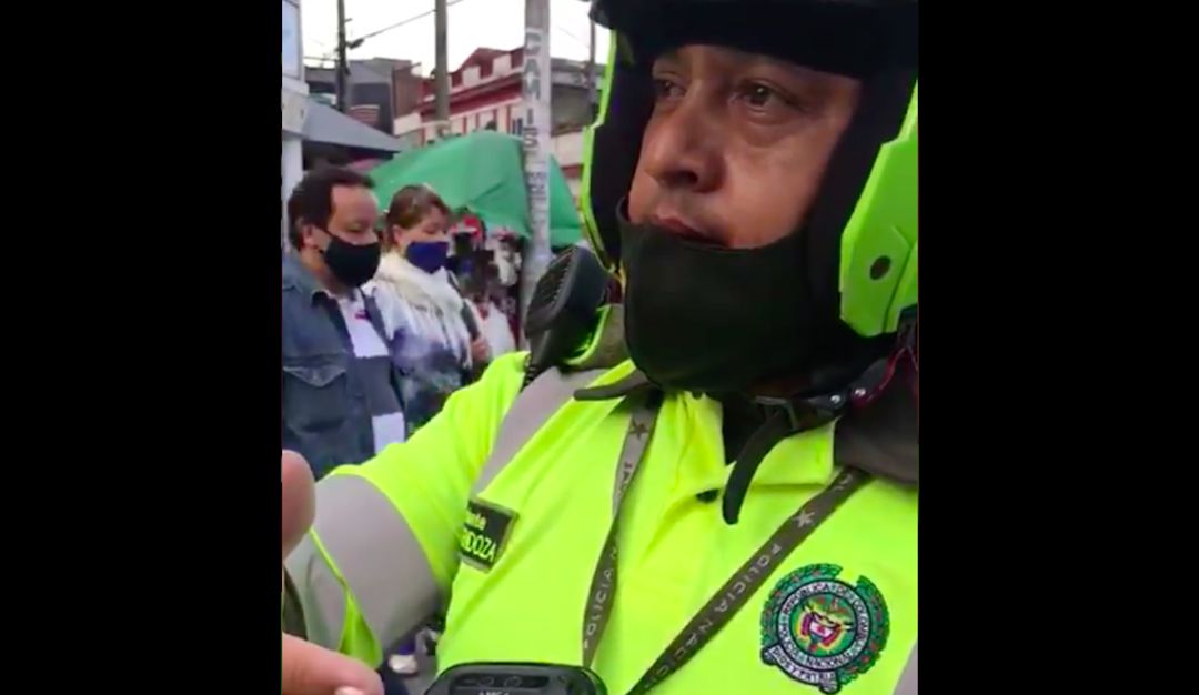 Video, mujer es multada por pedirle a policía utilizar bien el tapabocas.