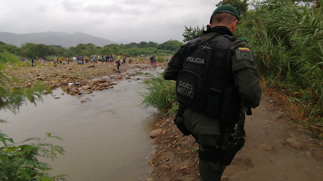 Autoridades sorprenden a 120 venezolanos ingresando a Colombia por trochas