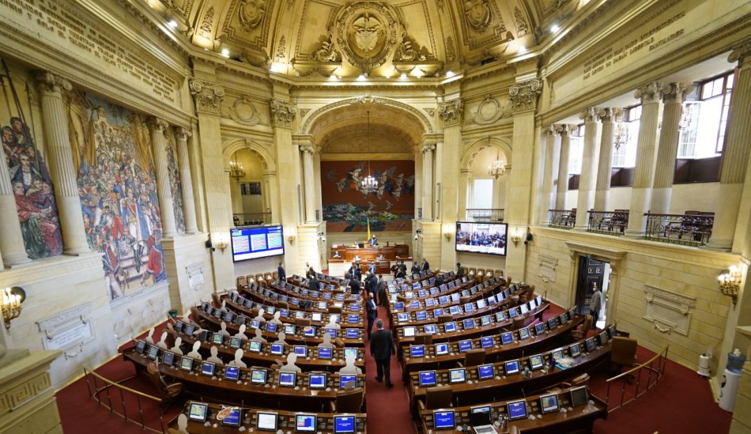Algunos líderes políticos pidieron a los legisladores no aceptar el reajuste salarial.
