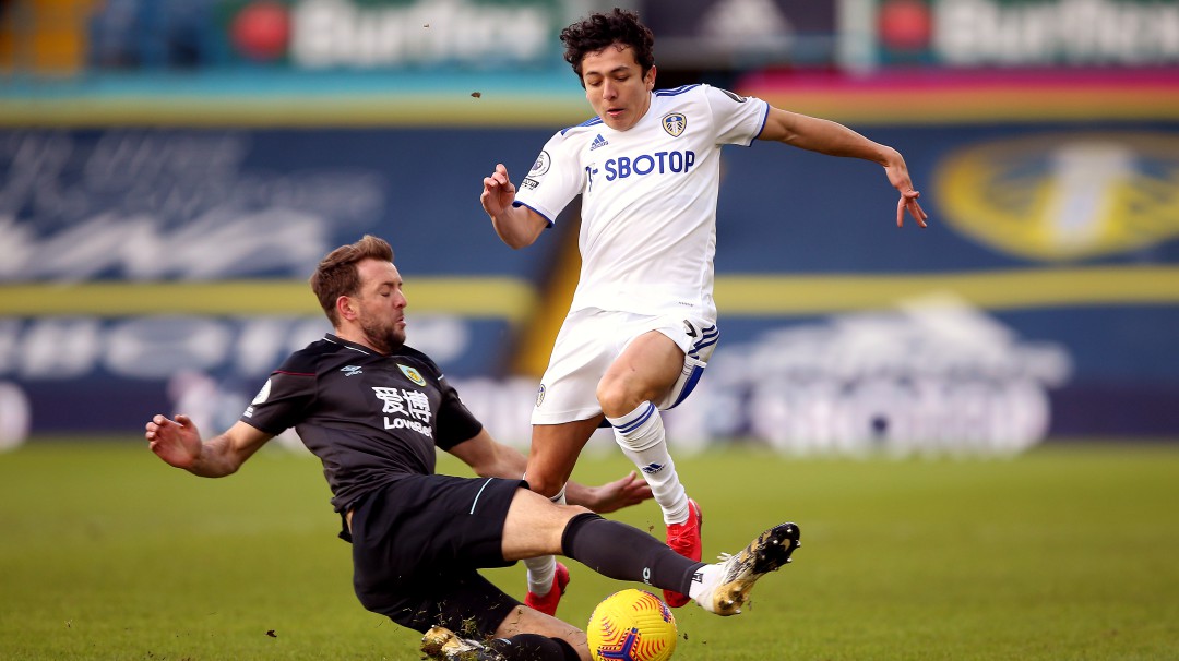 Con Ian Poveda en cancha, Leeds de Bielsa se aleja del descenso
