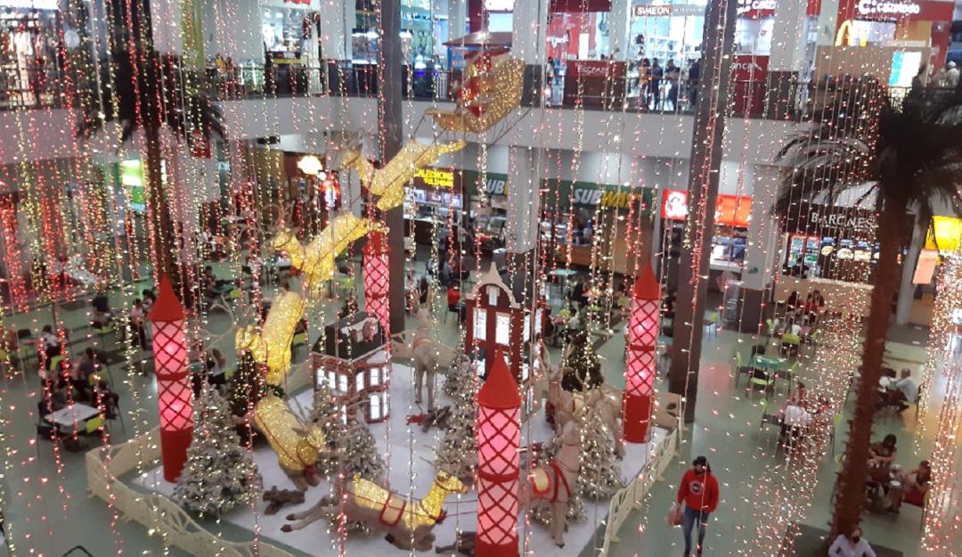 Alumbrado navideño en la plazoleta de comidas del centro comercial Portal del Quindío