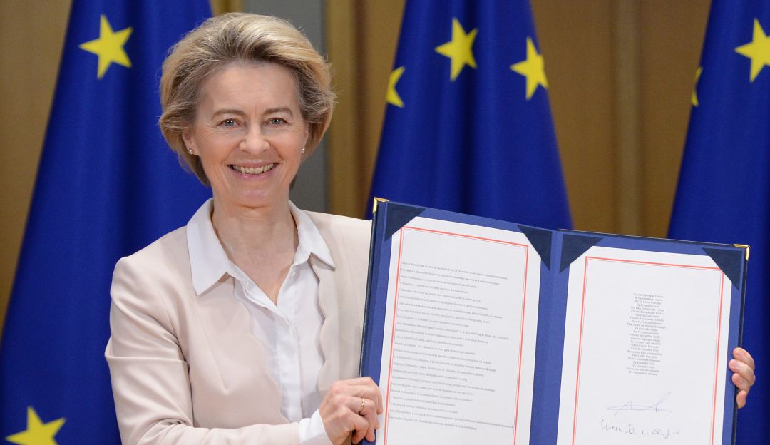 La presidenta de la Comisión Europea, Ursula von der Leyen, posa para fotografías en Bruselas