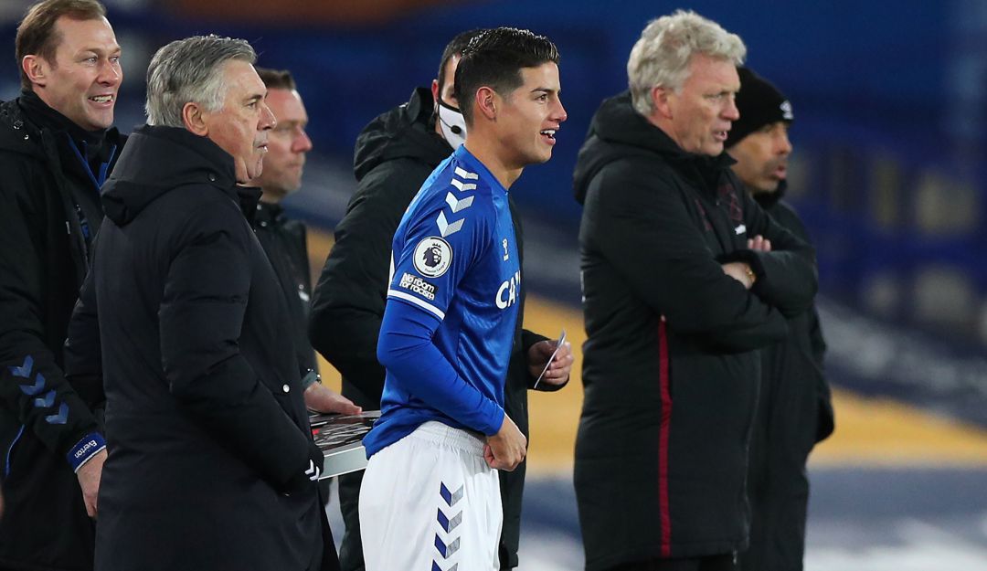 James recibe indicaciones de Carlo Ancelotti en su momento del ingreso al campo de juego.