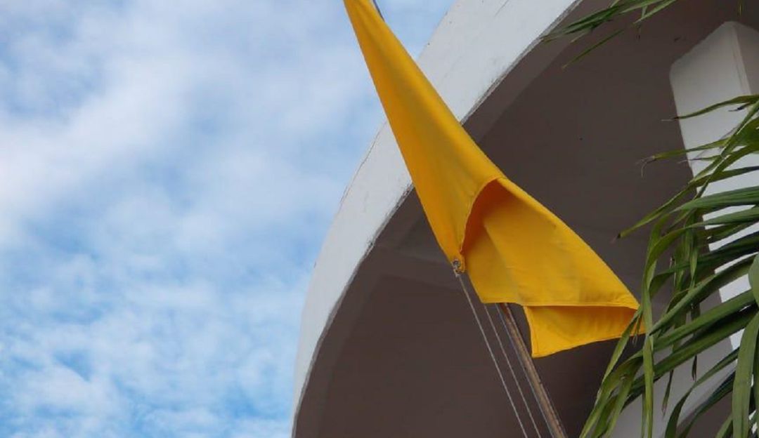Bandera amarilla para actividades náuticas