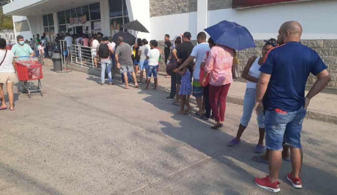 Filas para ingresar a supermercados en Cartagena